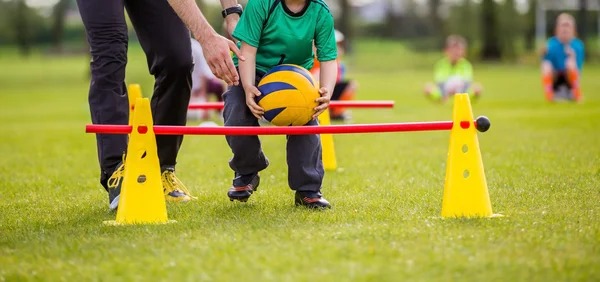 足球英超双红会爆发冲突，多人吃黄牌